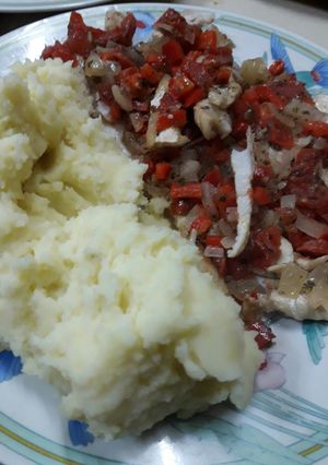 Una foto de Filete de merluza con puré de papas