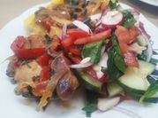 Una foto de ensalada de rabanitos y espinaca