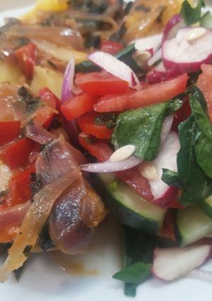 Una foto de Pollo sudado con ensalada de espinacas