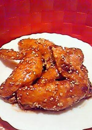 A picture of Spicy Fried Chicken Wings in an Excellent, Addictive, and Yummy Sauce.
