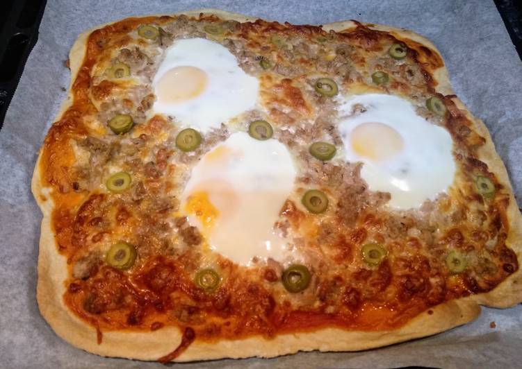Pizza de atún y huevo con masa de cerveza