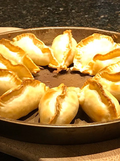 Una foto de Empanadas de camarones y verdeo en salsa blanca