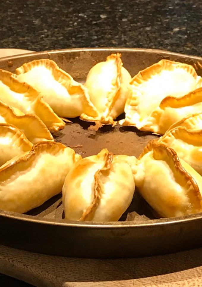 Una foto de Empanadas de camarones y verdeo en salsa blanca