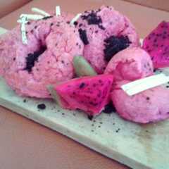 A picture of Donat Naga Merah.