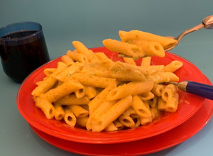 Una foto de Penne rigati con pesto de zapallito
