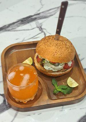 عکسی از دستور 🍔همبرگر مرغ (مرغ برگر) با سس جعفری و سیر🍔