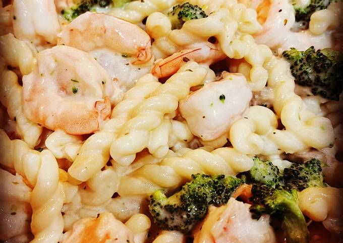 Recipe of Homemade Broccoli Shrimp Alfredo Pasta