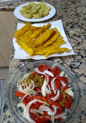 Una foto de Filetitos de lenguado con masa orly y patatas asadas