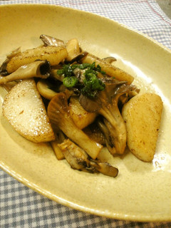 A picture of Stir-Fried Mushrooms and Yam with Butter and Soy Sauce.