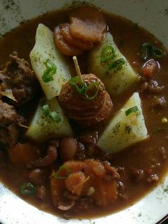 Una foto de Chorizos españoles bañados en mar de frijol cargamanto rojo