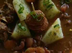 Una foto de Chorizos españoles bañados en mar de frijol cargamanto rojo