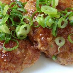 A picture of Fluffy Tofu and Ground Pork Burgers.