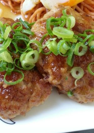 A picture of Fluffy Tofu and Ground Pork Burgers.