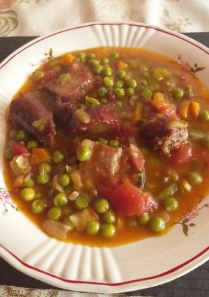 O poză a rețetei Mâncărică de mazăre cu carne și cârnați din borcan.