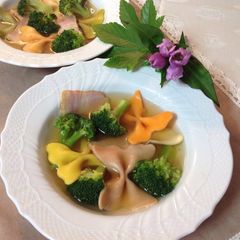 A picture of Macaroni Soup with Broccoli and Bacon.