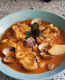 Cazuela de rape, gambas y almejas con patatas