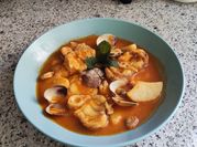 Una foto de cazuela de rape con gambas
