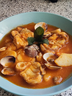 Una foto de Cazuela de rape, gambas y almejas con patatas
