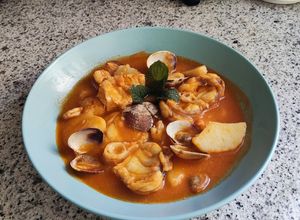 Foto principal de Cazuela de rape, gambas y almejas con patatas