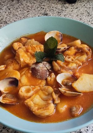 Una foto de Cazuela de rape, gambas y almejas con patatas