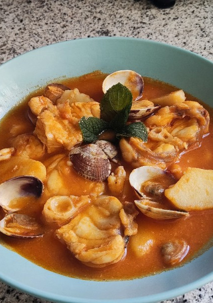Una foto de Cazuela de rape, gambas y almejas con patatas