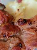 Corte: pierna de cerdo al horno acompañado de puré de papa