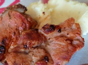 Una foto de Corte: pierna de cerdo al horno acompañado de puré de papa