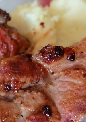 Una foto de Corte: pierna de cerdo al horno acompañado de puré de papa