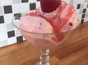 Una foto de Helado de frutilla a la crema