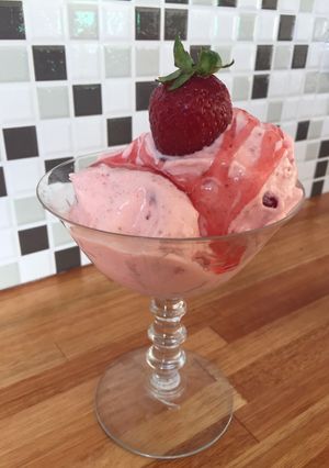 Una foto de Helado de frutilla a la crema