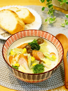 A picture of Soy Milk Soup with Lots of Chinese Cabbage.