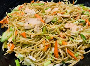 Una foto de Chow Mein de Pollo