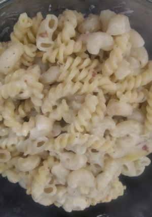 A picture of White sauce cheese pasta.