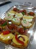 Canapés con base de pan de campo casero