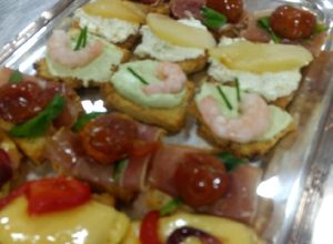 Una foto de Canapés con base de pan de campo casero