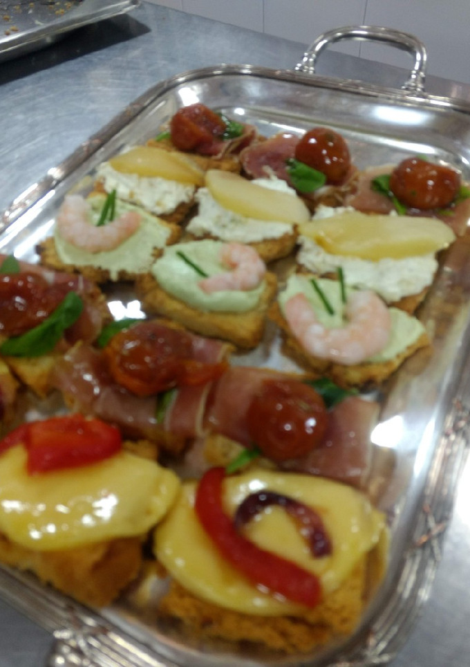 Una foto de Canapés con base de pan de campo casero