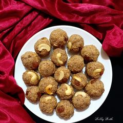 A picture of Coconut rawa laddoo.
