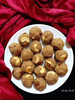 A picture of Coconut rawa laddoo.