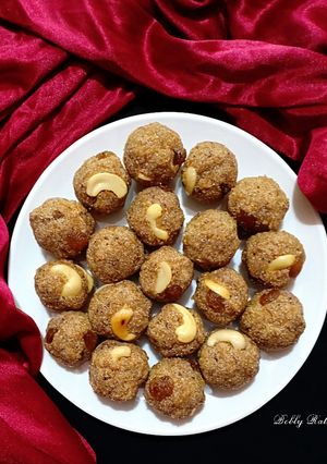 A picture of Coconut rawa laddoo.