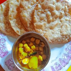 A picture of Healthy Atta Puri and chole (without onion & garlic).
