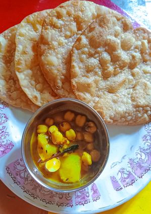 A picture of Healthy Atta Puri and chole (without onion & garlic).