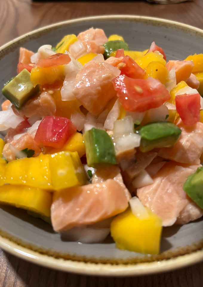 Una foto de Ceviche de salmón