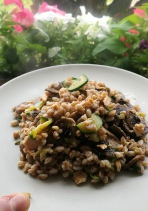 Foto di Farro con funghi, zucchine e salmone