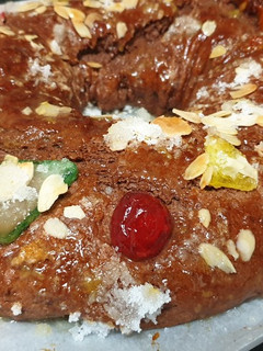 Una foto de Roscón con leche aromática y chocolate puro