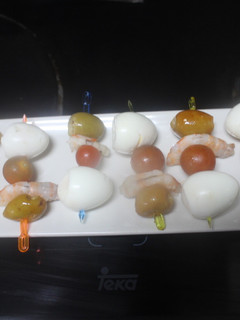 Una foto de Banderillas de gambas con huevos de codorniz