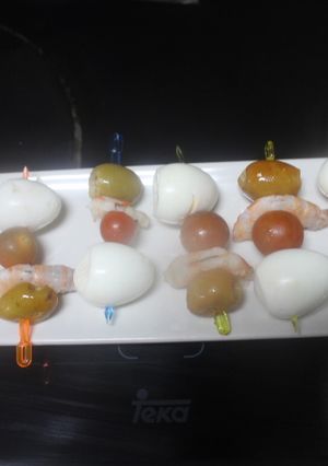 Una foto de Banderillas de gambas con huevos de codorniz