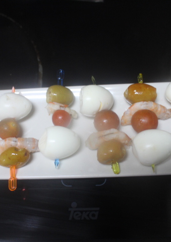 Una foto de Banderillas de gambas con huevos de codorniz