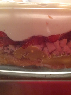 Una foto de Torta con pionono, dulce de leche, merengues, frutilla y crema.....(Sin horno)