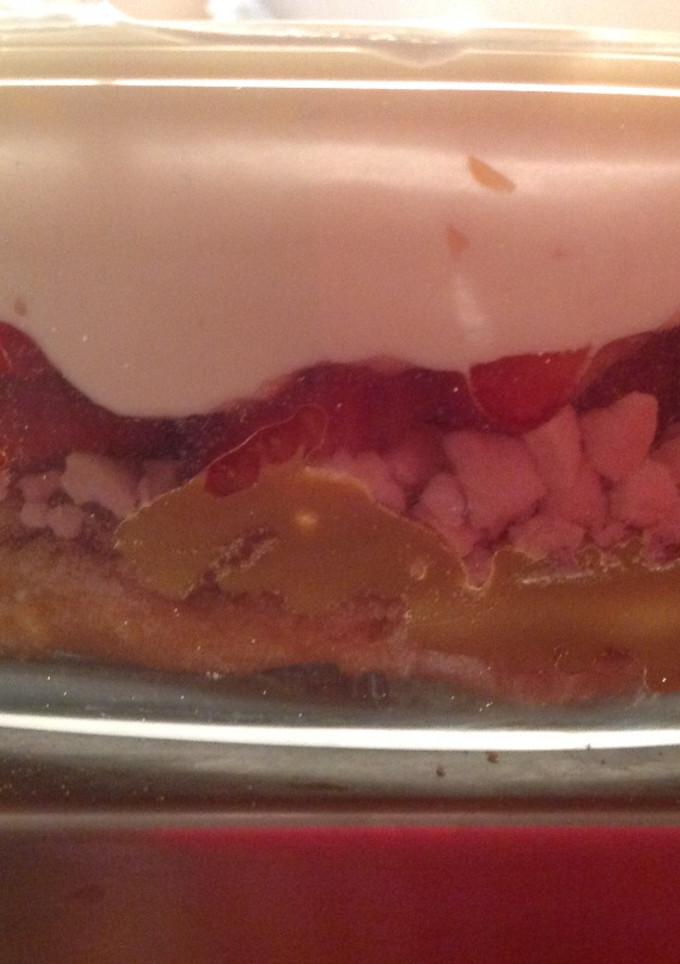 Una foto de Torta con pionono, dulce de leche, merengues, frutilla y crema.....(Sin horno)