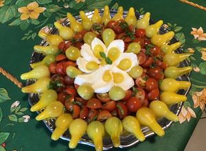 Une photo de Salade de tomates cerises et tomates poires à la mozzarella di buffala et basilic frais